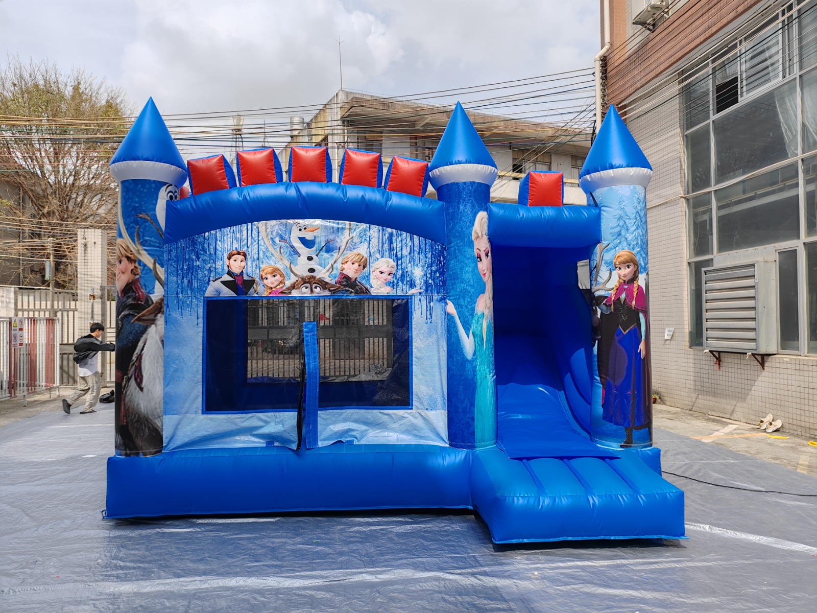 Frozen Springkussen met Glijbaan – Betoverend Speelplezier!