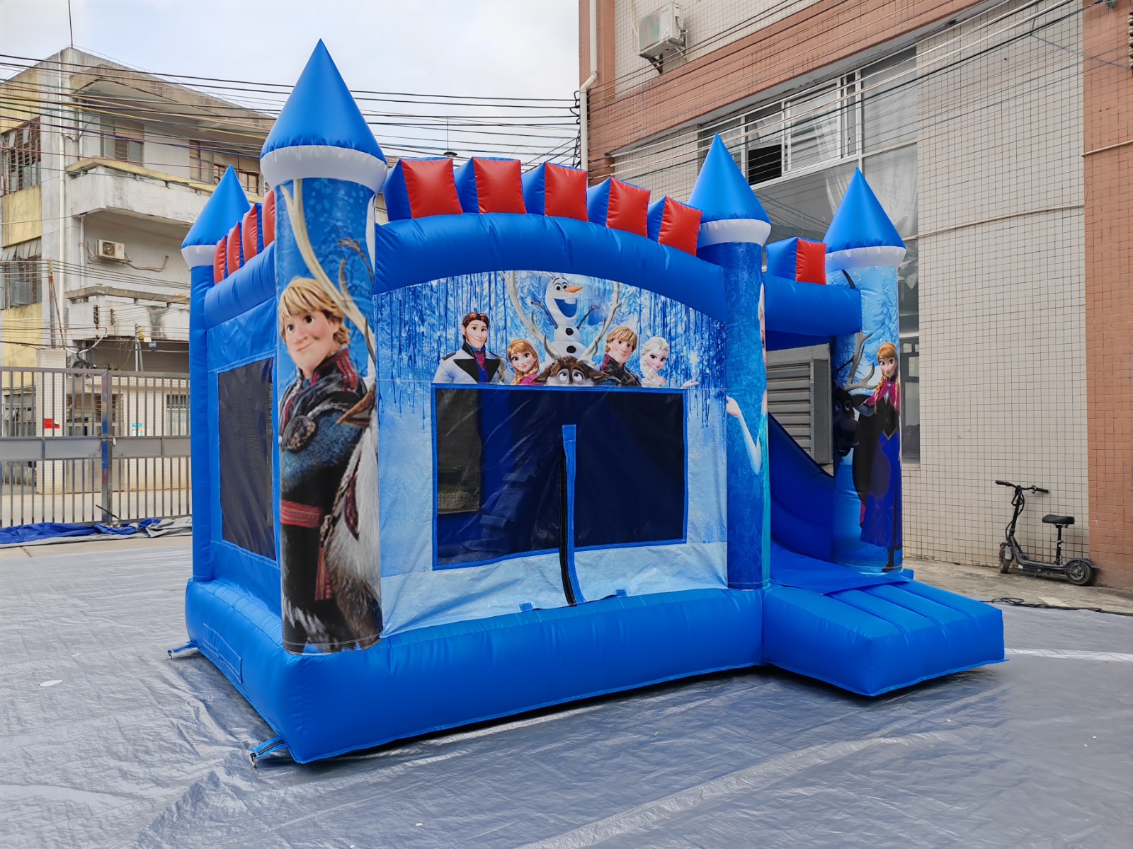 Frozen Springkussen met Glijbaan – Betoverend Speelplezier!