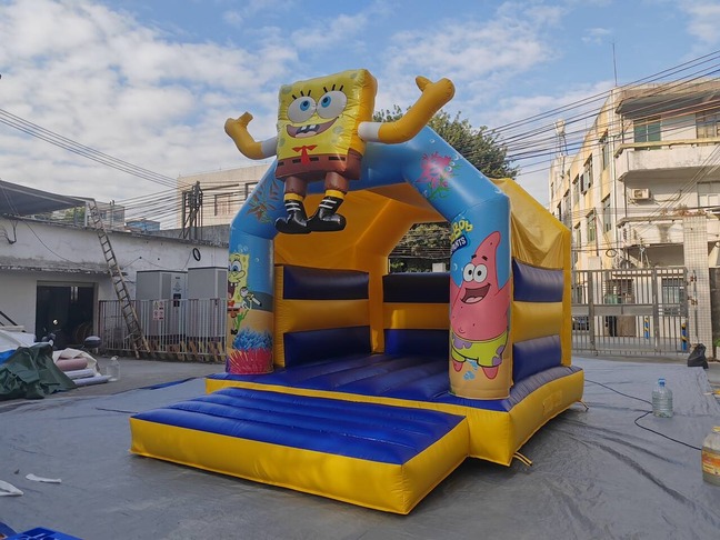 Frozen Springkussen met Glijbaan – Betoverend Speelplezier!