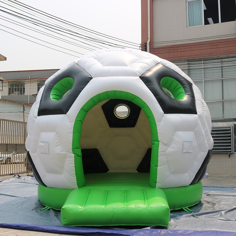 Voetbal Dome Springkussen – Unieke Blikvanger!