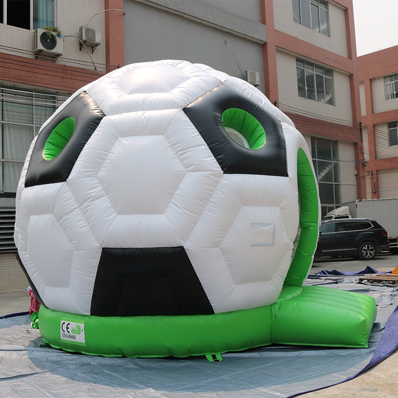 Voetbal Dome Springkussen – Unieke Blikvanger!